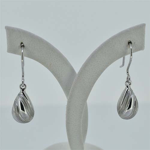 W&D 9Ct White Gold Earring